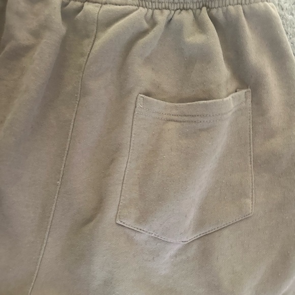 FOG Fear Of God Mens Essentials Sweat Shorts Oatmeal Size XL  Light Oatmeal - Picture 3 of 7